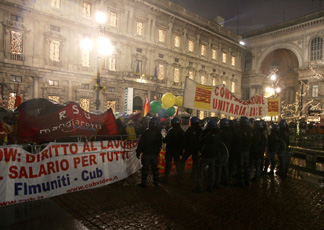 Alcuni manifestanti in Piazza della Scala (Ansa)