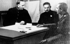 Il Feldmaresciallo Friedrich Paulus (primo a destra) interrogato dal Maresciallo dell'Armata Rossa Nikolai N. Voronoff (primo a sinistra) dopo la resa di Stalingrado (Ap/Lapresse)