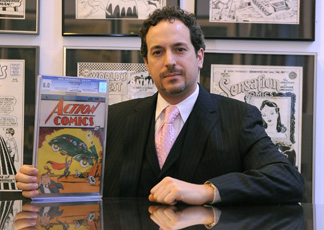 "Superman" all'asta per 1 milione di dollari (nella foto Afp: Vincent Zurzolo con la prima copia del fumetto "Action Comics")
