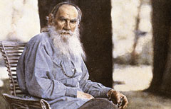Lev Tolstoj ritratto da Yasnaya Polyana il 23 maggio 1908, uno dei primi esempi di fotografia a colore in Russia. (Ullstein Bild)