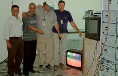 La soddisfazione degli installatori per aver ripristinato il primo trasmettitore televisivo dopo il conflitto (tecnologia Abe, potenza: 5KW).
