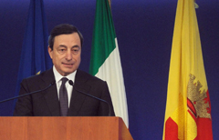 Il governatore della Banca d'Italia Mario Draghi parla al Forex, il congresso degli operatori finanziari in corso a Napoli. (EPA/Ciro Fusco)