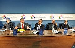 Manmohan Singh, primo ministro indiano; Luiz Inacio Lula da Silva, presidente brasiliano; Mexican President Felipe Calderon,presidente messicano; Jacob Zuma, presidente sudafricano e Dai Bingguo, consigliere di Stato della Cina al G-8 (AFP PHOTO HANDOUT / G8 / ANSA / AFP PHOTO / CIRO FUSCO)