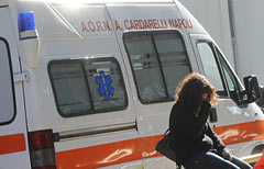 Parenti di degenti con le mascherine all'esternod del reparto di Terapia intensiva dell'ospedale Cardarelli di Napoli (Ansa/Ciro Fusco)