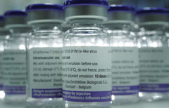 Le dosi di vaccino contro l'influenza A (Infophoto)