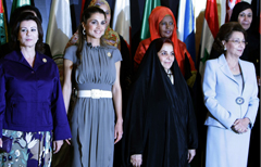 (da sinistra a destra) Leila bin Ali first Lady di Tunisia, la regina Rania di Giordania, Sheikha Sabeeka bint Ibrahim al-Khalifa del Bahrain e la first Lady egiziana Suzan Mubarak all'apertura della 2 Conferenza delle donne arabe di Abu Dhabi (AFP PHOTO/Karim Sahib)