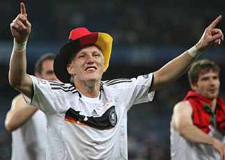 Il tedesco Bastian Schweinsteiger, autore del primo dei tre gol della Germania, festeggia la qualificazione alle semifinali di Euro 2008 al termine della partita contro il Portogallo (Epa/Srdjan Suki)