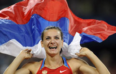 Yelena Isimbayeva centra la medaglia d'oro e il nuovo record del mondo nel salto con l'asta (AP Photo/Thomas Kienzle)