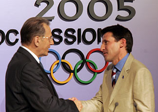 Lord Sebastian Coe (a destra), presidente del comitato organizzatore di Londra 2012, stringe la mano al presidente del comitato olimpico internazionale Jacques Rogge, al termine della cerimonia di assegnazione dei Giochi olimpici del 2012 tenutasi il 6 luglio 2005 a Singapore (AP Photo/David Longstreath)