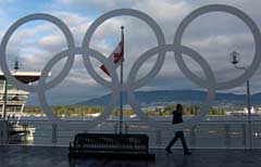 I cerchi olimpici nei pressi del centro stampa di Vancouver (Reuters)