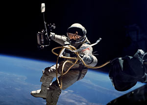 Ed White galleggia nel vuoto durante la prima passeggiata spaziale (1965)