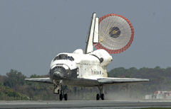 L’atterraggio dello shuttle il 14 giugno 2008 (AFP/Pierre Ducharme)