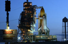 Lo Space Shuttle Discovery sulla rampa di lancio di Cape Canaveral