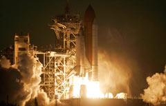 Il decollo dello Shuttle Discovery dalla base di Cape Canaveral (AFP Photo/J. Schechter)