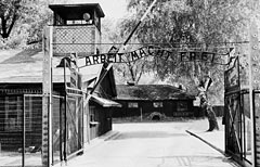 L'entrata dell'ex campo di concentramento di Auschwitz-Birkenau, nel sud della Polonia