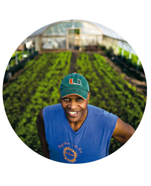 Will Allen, fondatore nel 1993 della ong Growing Power. La fattoria urbana si prefigge di estendere il più possibile l’accesso al cibo sano  foto di Darren Hauck