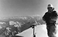 Achille Compagnoni sul K2 nel 1954 (Olycom)