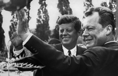 John Fitzgerald Kennedy con il cancelliere della Germania Ovest, Willy Brandt a Berlino il 26 giugno 1963 (Foto Afp)
