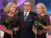 Pippo Baudo festeggia le 70enni gemelle Kessler, durante la prima puntata della nuova edizione di "Domenica In" (Ansa/Giuseppe Giglia)