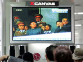 Sud coreani guardano il premier nord coreano in televisione (AP Photo/Ahn Young-joon)
