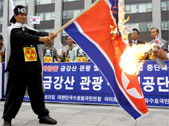 A Seul un uomo brucia la bandira Nord Coreana (Ap foto Ahn Young-Joon) 