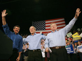 Il presidente Bush con i candidati del Montana nell'ultimo comizio prima del voto (AFP PHOTO/Mandel NGAN)
