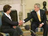 George W. Bush con Nancy Pelosi alla Casa Bianca (AP Photo/Pablo Martinez Monsivais)
