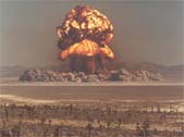 Un'esplosione atomica nel deserto del Nevada nel 1957