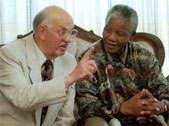 Pieter Botha con Nelson Mandela (AP Photo)