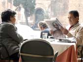 Il premier Romano Prodi al tavolo di un caffè di Bologna con la moglie Flavia (Ansa)