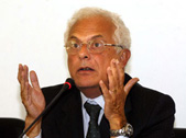 Il viceministro dell'Economia, Vincenzo Visco (Imagoeconomica/Carino)