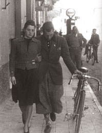 Adriana e Gino freschi sposi, a passeggio ad Alassio nella primavera del 1941 (Archivio famiglia Bartali)