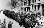 Soldati tedeschi fatti prigionieri :sullo sfondo gli edifici di Berlino distrutti dei primi giorni di maggio del 1945(Ap )