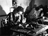 Studio Villani - Due donne addette alla saldatura nell’industri Caproni, 1940 - Archivi Alinari – archivio Villani, Firenze
