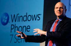 Steve Ballmer, ceo di Microsoft, ha annunciato la nuova versione di Windows Mobile 7 (Reuters)