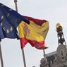La Spagna colloca 2,4 miliardi di euro in bond. I tassi si impennano oltre il 5,4%. Nella foto le bandiere della Spagna e dell'Ue sventolano davanti alla sede della banca centrale iberica a Madrid (Reuters) 