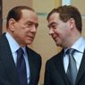 Berlusconi difende Letta e Cantoni, attacca il Terzo polo, elenca i suoi impegni e va in funivia con Putin (Afp) 