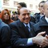 Berlusconi: credo che lunedì ci saranno molti ripensamenti. Lettera delle colombe di Fli e Pdl per il dialogo (Lapresse) 